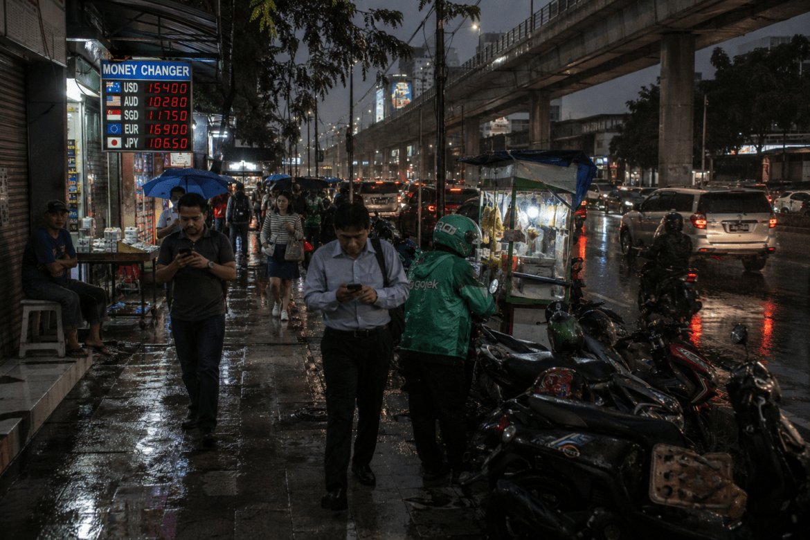 Mengapa Rupiah Terus Melemah? Ini Faktor Global dan Domestik yang Menekan Kurs