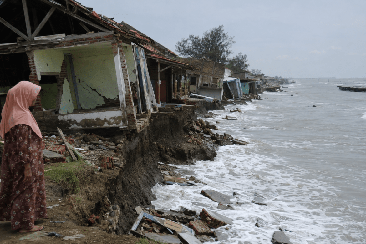 Pesisir Karawang Kian Kritis, Abrasi Telan Rumah Warga dan Gerus Garis Pantai
