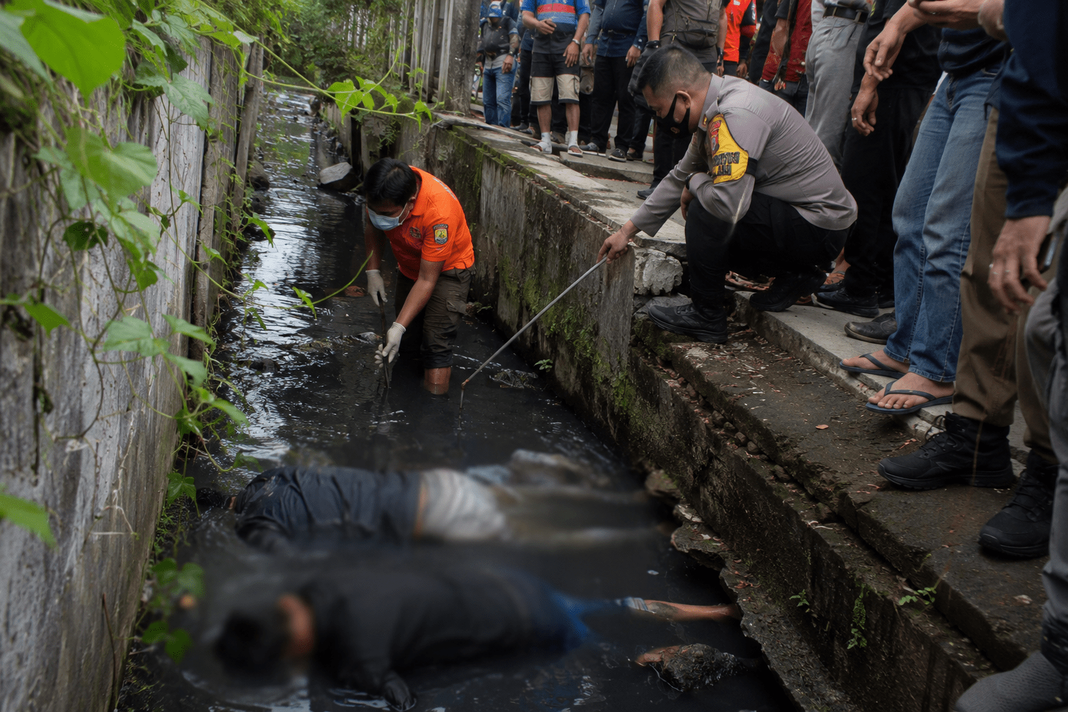 Dua Jasad Pria Ditemukan di Selokan Bekasi, Polisi Selidiki Penyebab Kematian