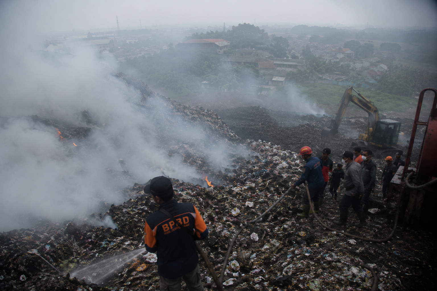 Kebakaran TPA Jatiwaringin Meluas hingga 15 Hektare, 154 Warga Alami ISPA