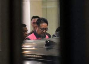 Pakai Rompi Pink dan Diborgol, Febrie Adriansyah Dibawa ke Kejagung untuk Diperiksa