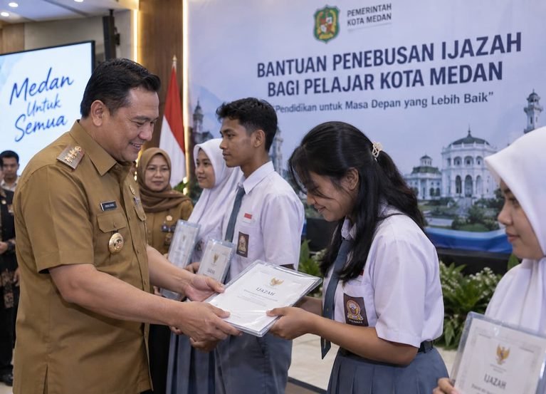 Pemkot Medan Bantu Ratusan Siswa Tebus Ijazah